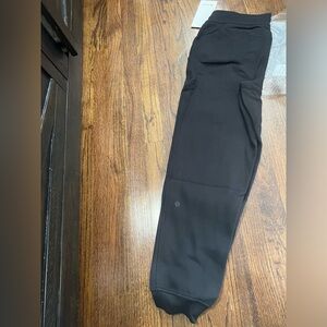 NWT- Lululemon high rise scuba joggers size 8